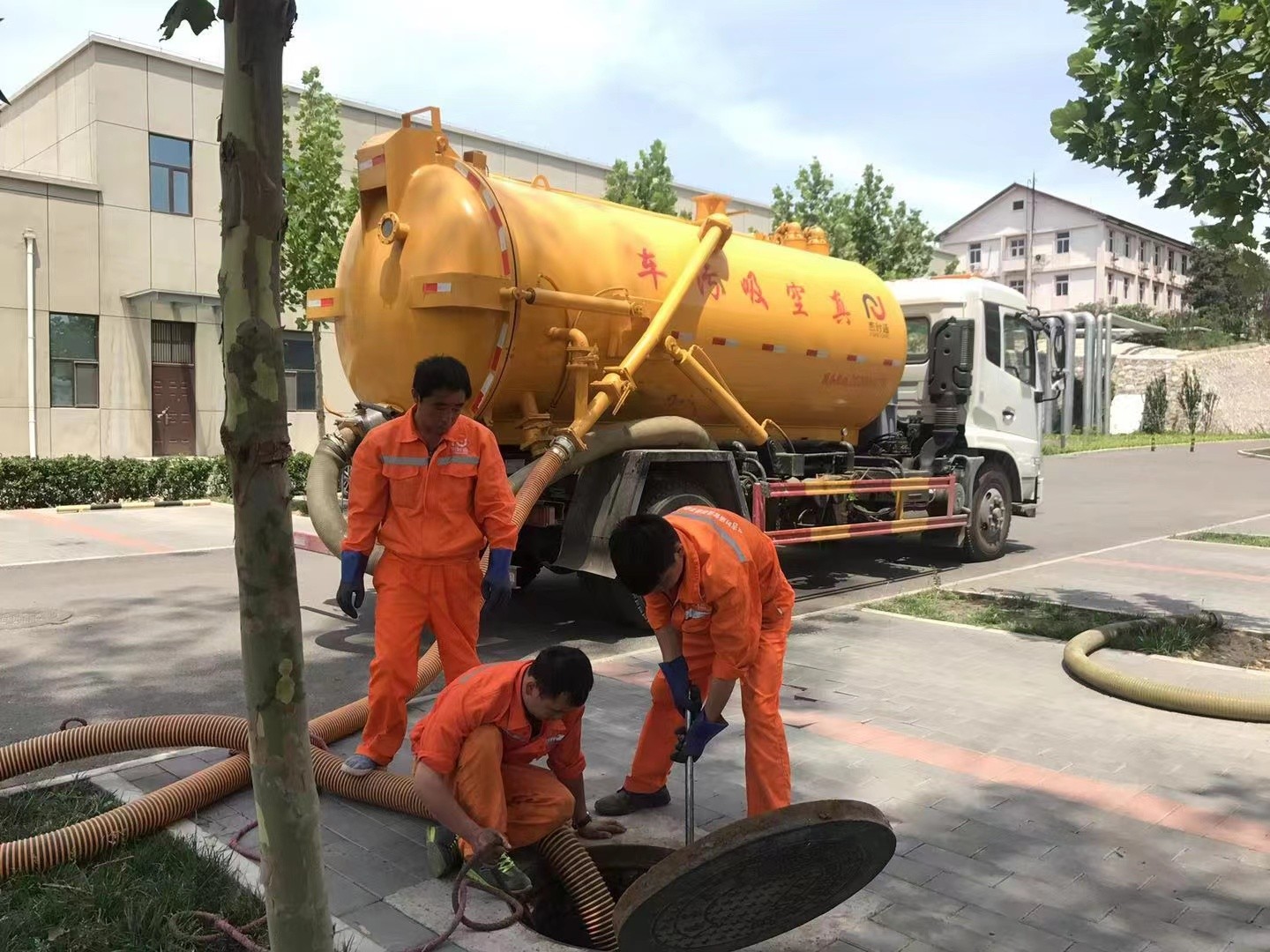 类乌齐化粪池清理与5-8吨吸粪车施工效率分析